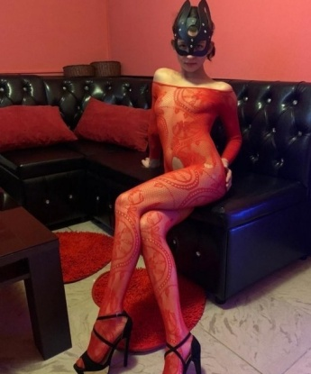 Со мной каждое наше свидание — это настоящая экзотическая сказка. Мои опытные и нежные руки сделают массаж, который вы не забудете никогда. Люблю экспериментировать и открыта для новых ощущений. Возможности ограничены только вашей фантазией. Отзывы моих клиентов говорят сами за себя — им нравится мой чувственный подход и умение угадывать желания. Фото продаются отдельно, у меня есть прекрасные снимки, чтобы подогреть ваш интерес. Живу в Москве и готова подарить вам приятные моменты в этом прекрасном городе. 🌟💋❤️🔥 9332, 20 лет